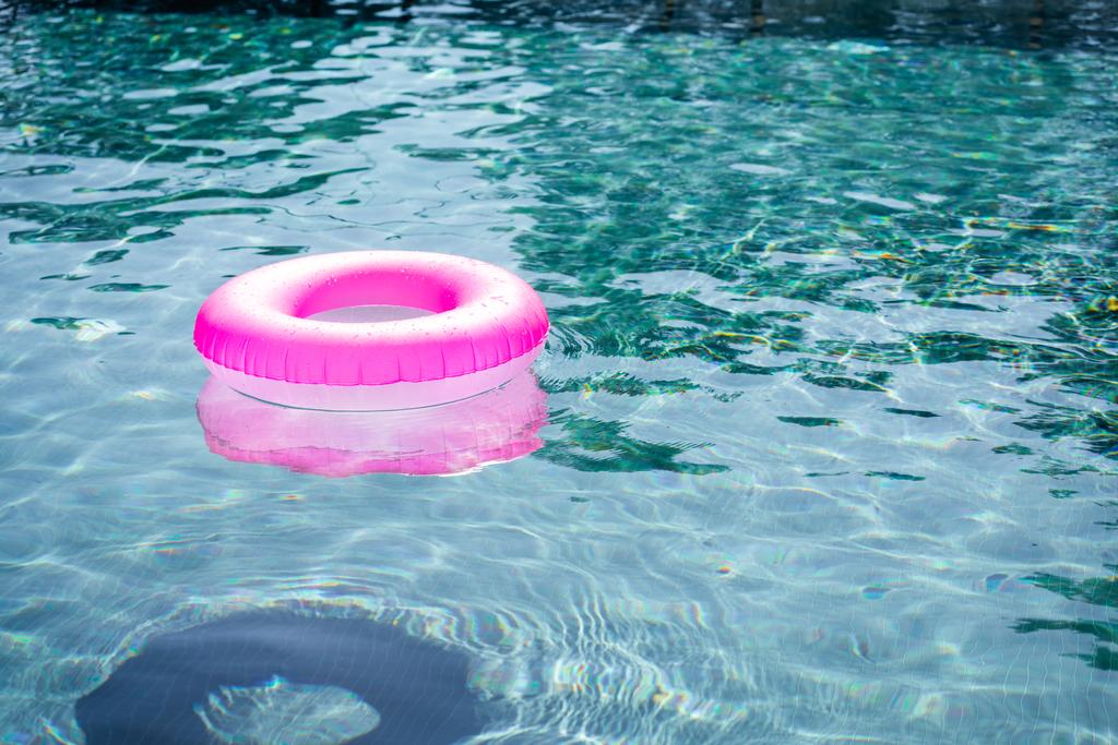 anillo inflable rosa en piscina con espacio para copiar
 - Foto, Imagen
