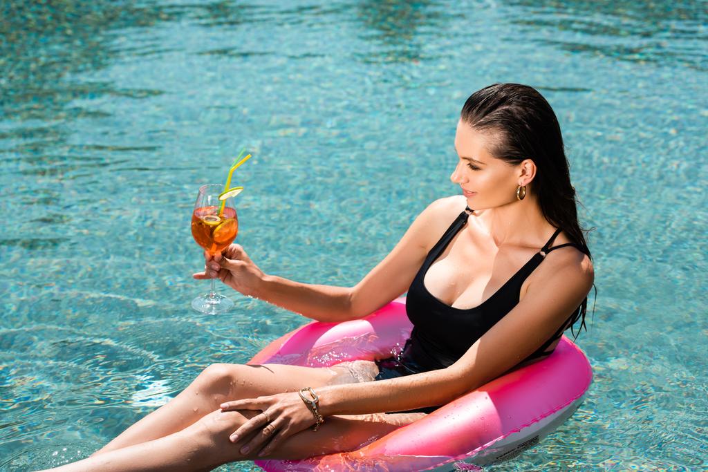 szép lány koktéllal az úszás Ring az uszodában a Resort - Fotó, kép