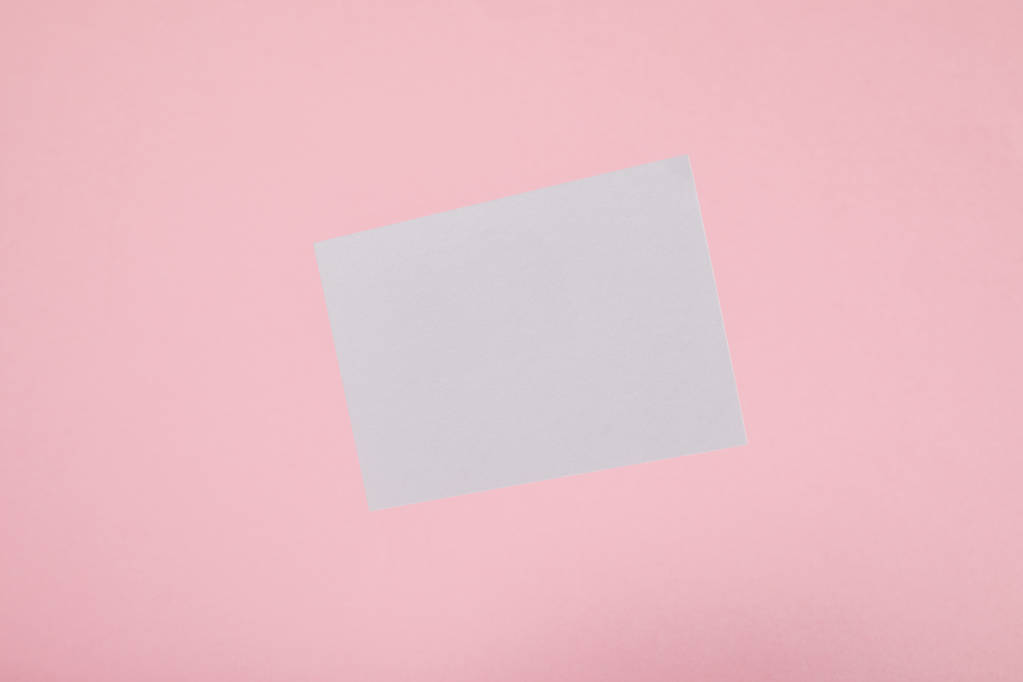 ylhäältä tyhjän valkoisen kortin vaaleanpunainen tausta
 - Valokuva, kuva