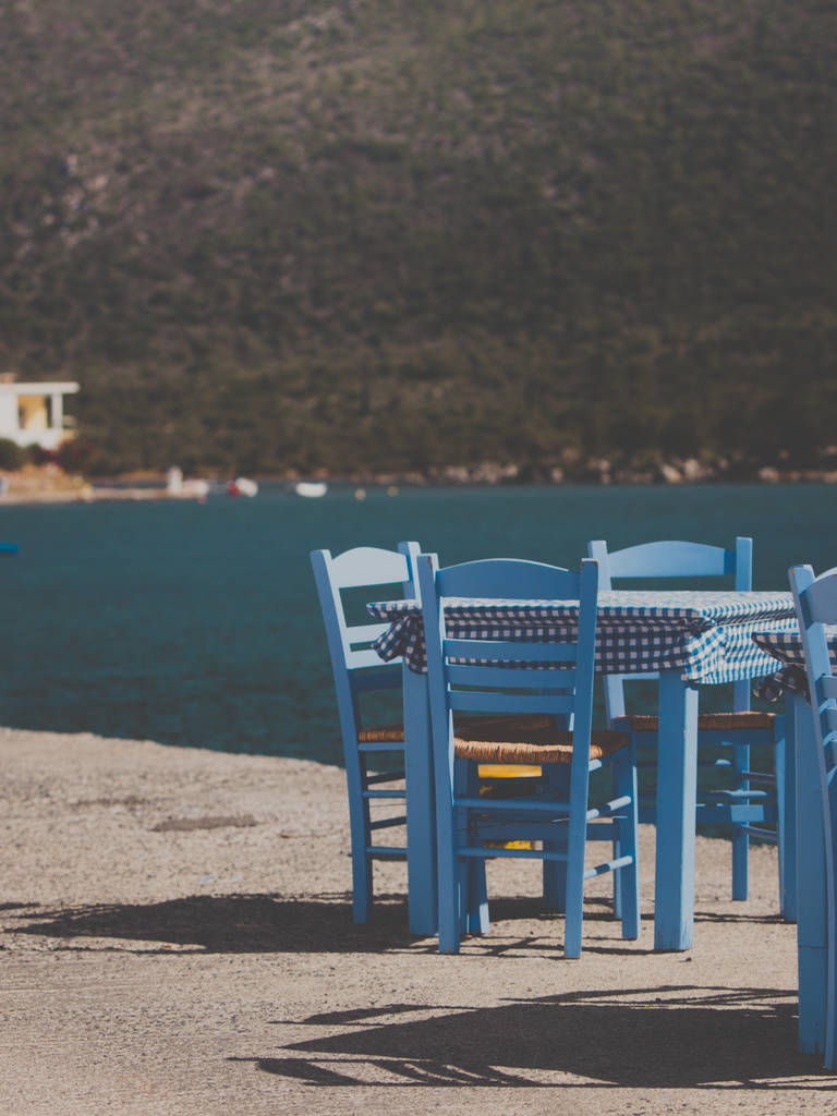 Καφέ ανοιχτό υπαίθριο εστιατόριο στην Ελλάδα στην ακτή θάλασσας - Φωτογραφία, εικόνα