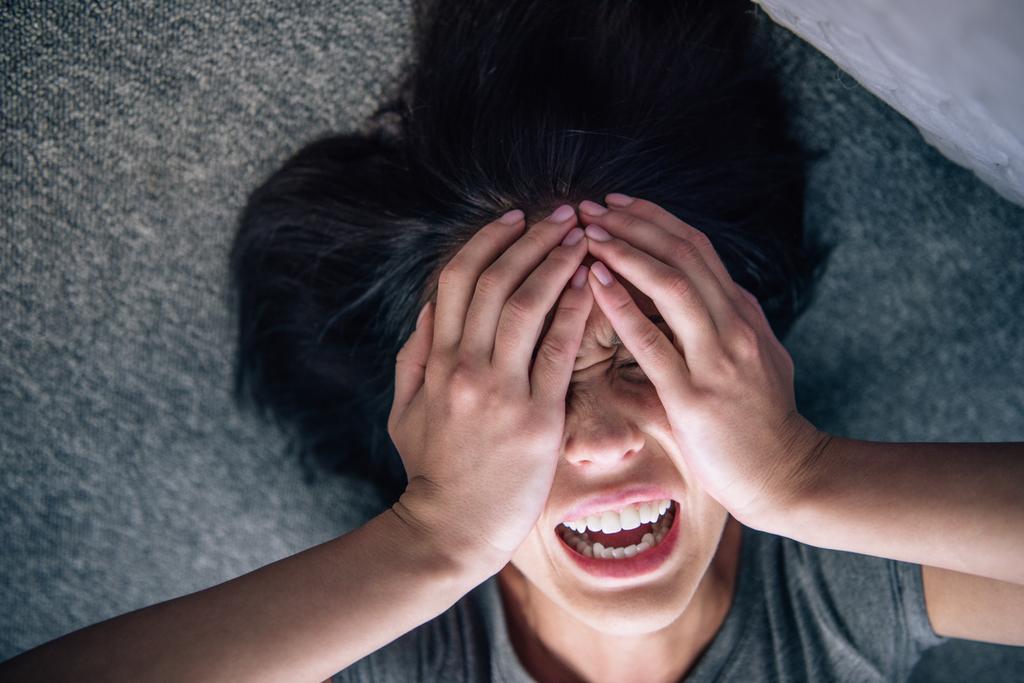 depresja Samotna kobieta brunetka obejmujące twarz z rękami i płacz w domu - Zdjęcie, obraz