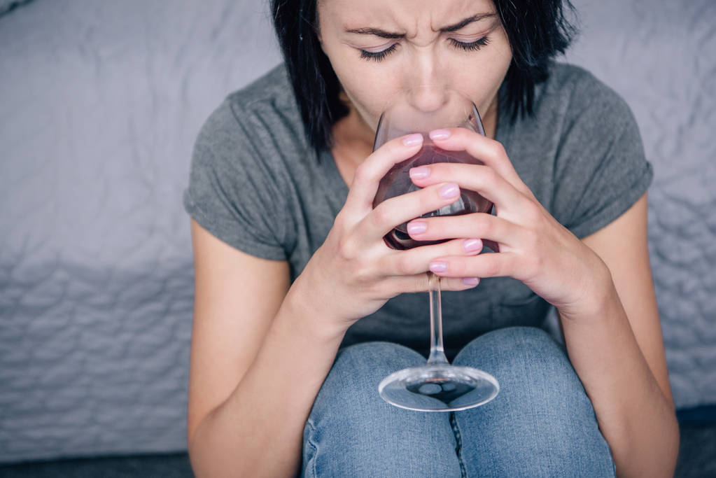 solitário deprimido mulher beber vinho em casa
 - Foto, Imagem