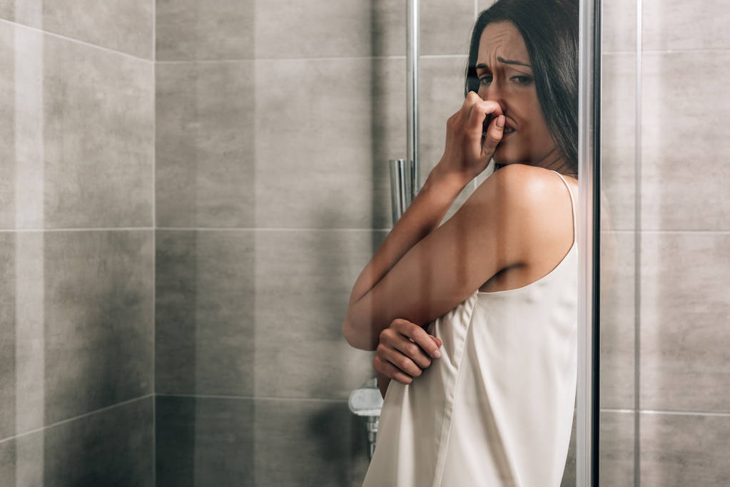 einsame depressive Frau bedeckt Gesicht und weint in Dusche mit Kopierraum - Foto, Bild