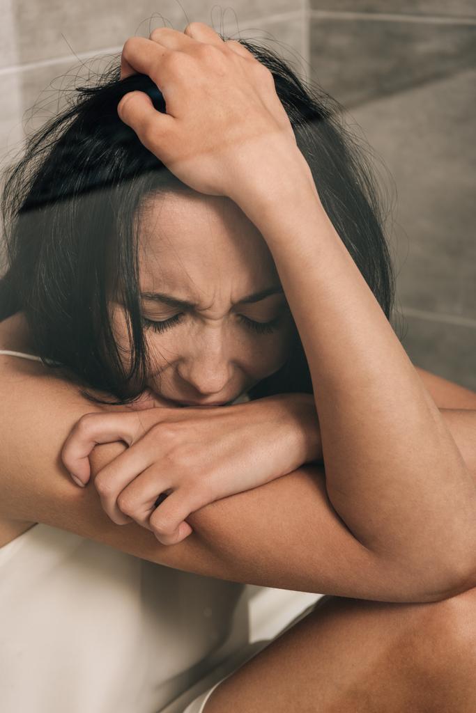 piękna kobieta z depresją siedzi i płacze pod prysznicem w domu - Zdjęcie, obraz