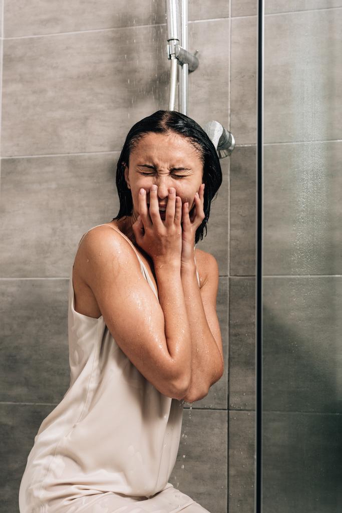 自宅でシャワーで泣く孤独な欲求不満の女性 - 写真・画像