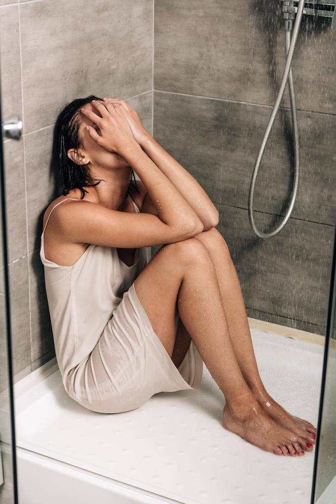 αναστατωμένος κατάθλιψη γυναίκα κάθεται στο ντους και κλάμα στο σπίτι - Φωτογραφία, εικόνα