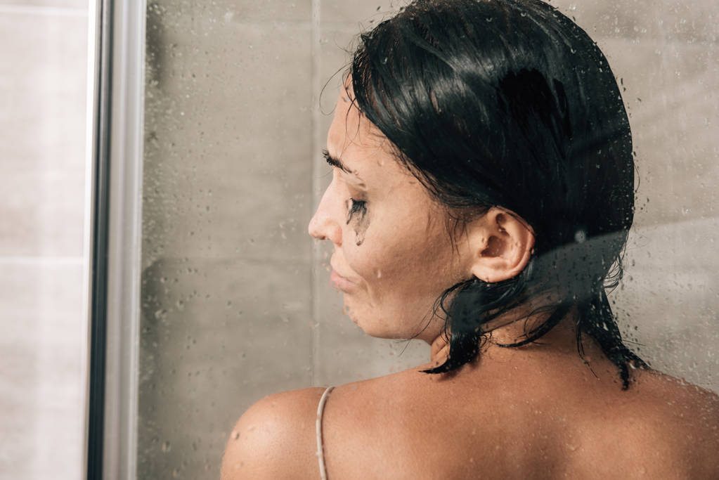 vissza kilátás a magányos depressziós nő a zuhany otthon - Fotó, kép