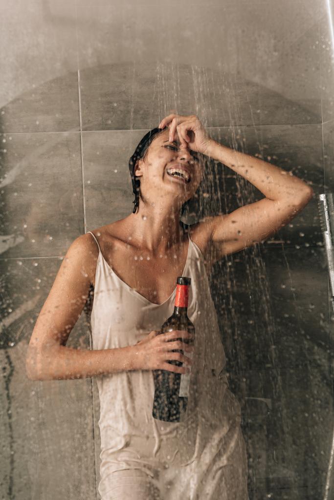 ワインボトルを持って、自宅で泣いてシャワーで孤独な落ち込んだ女性 - 写真・画像