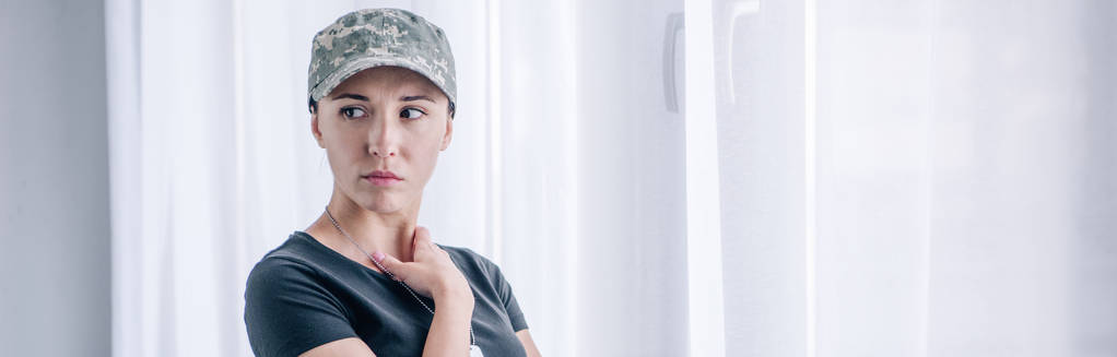πανοραμική βολή θλιμμένη γυναίκα με στρατιωτική στολή στο σπίτι με χώρο αντιγραφής - Φωτογραφία, εικόνα