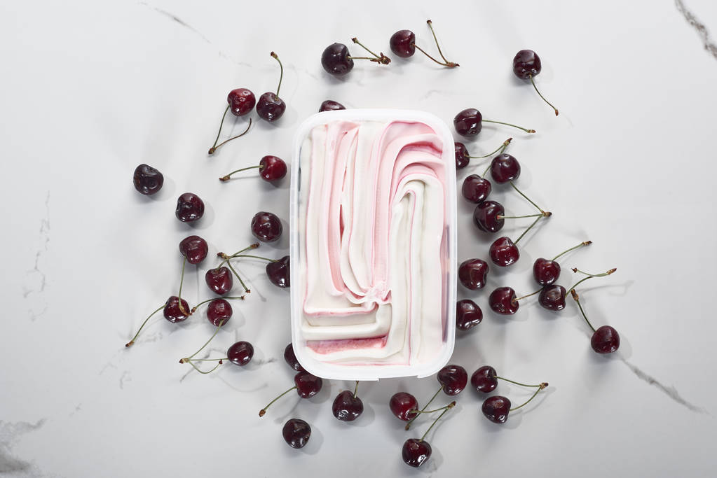 vista superior de delicioso sorvete com cerejas no fundo cinza mármore
 - Foto, Imagem