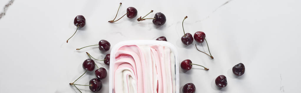 вид сверху на вкусное мороженое с вишнями на мраморном сером фоне, панорамный снимок
 - Фото, изображение