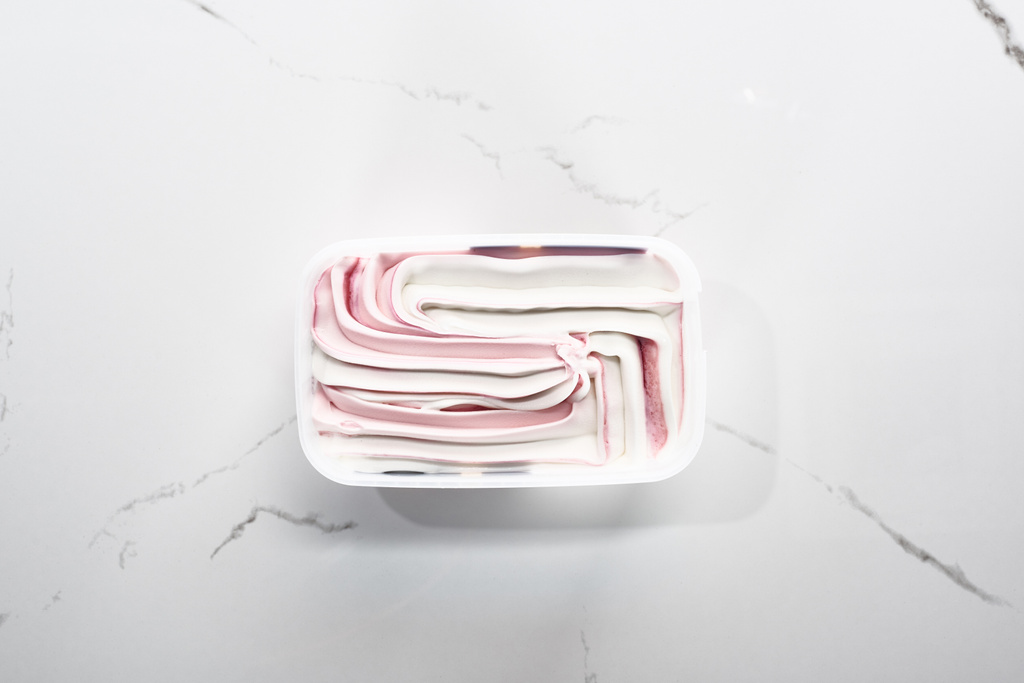 vista superior de delicioso sorvete rosa e branco no fundo cinza mármore
 - Foto, Imagem