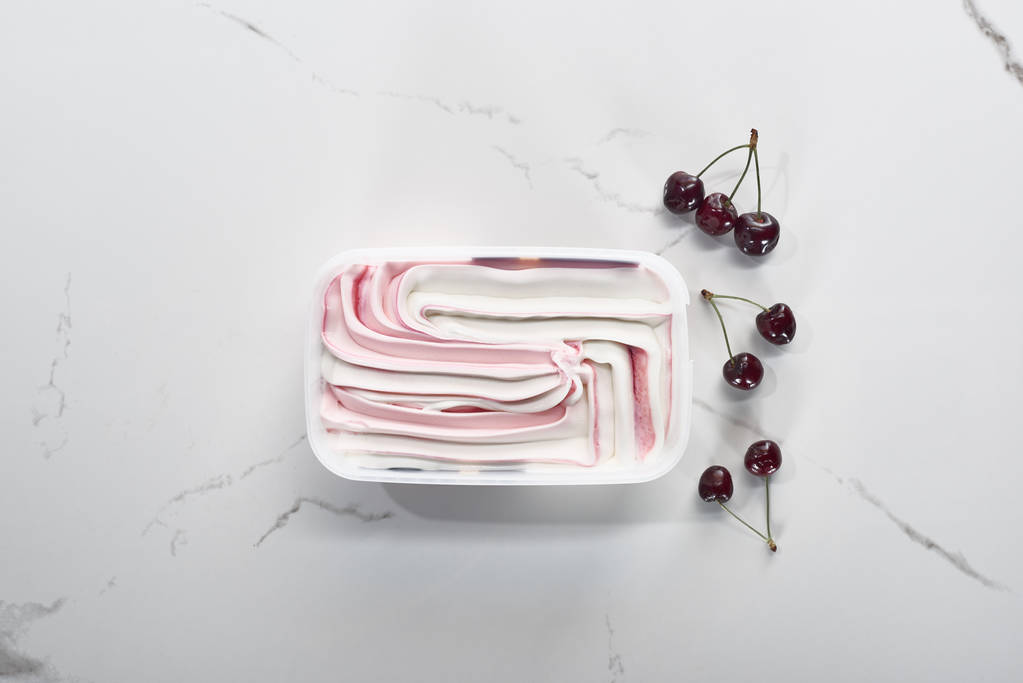 вид на вкусное мороженое со свежими вишнями на мраморном сером фоне
 - Фото, изображение