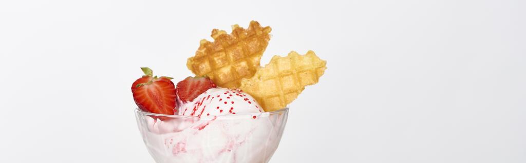 delicioso helado con gofres y fresas en tazón aislado en blanco, tiro panorámico
 - Foto, Imagen