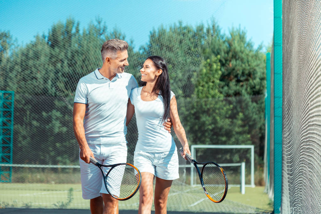 夫とテニスをした後、幸せな妻は素晴らしい感じ - 写真・画像