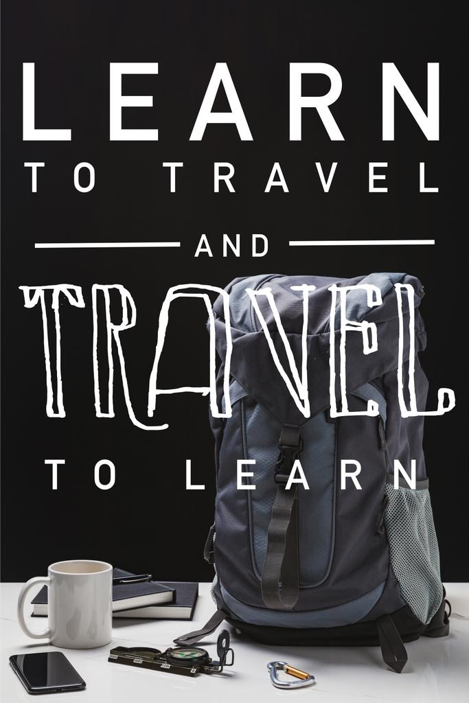 mochila, copo, notebooks, smartphone e equipamento de trekking isolado em preto com aprender a viajar e viajar para aprender ilustração
 - Foto, Imagem