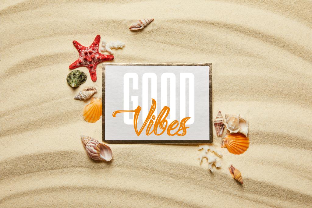 vista superior de cartaz com boas vibrações lettering perto conchas, estrelas do mar e corais brancos na praia arenosa
  - Foto, Imagem