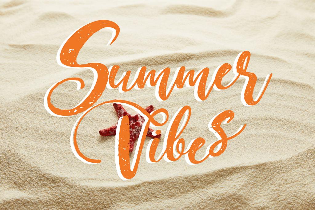 夏の雰囲気のレタリングと砂の上の赤いヒトデ - 写真・画像