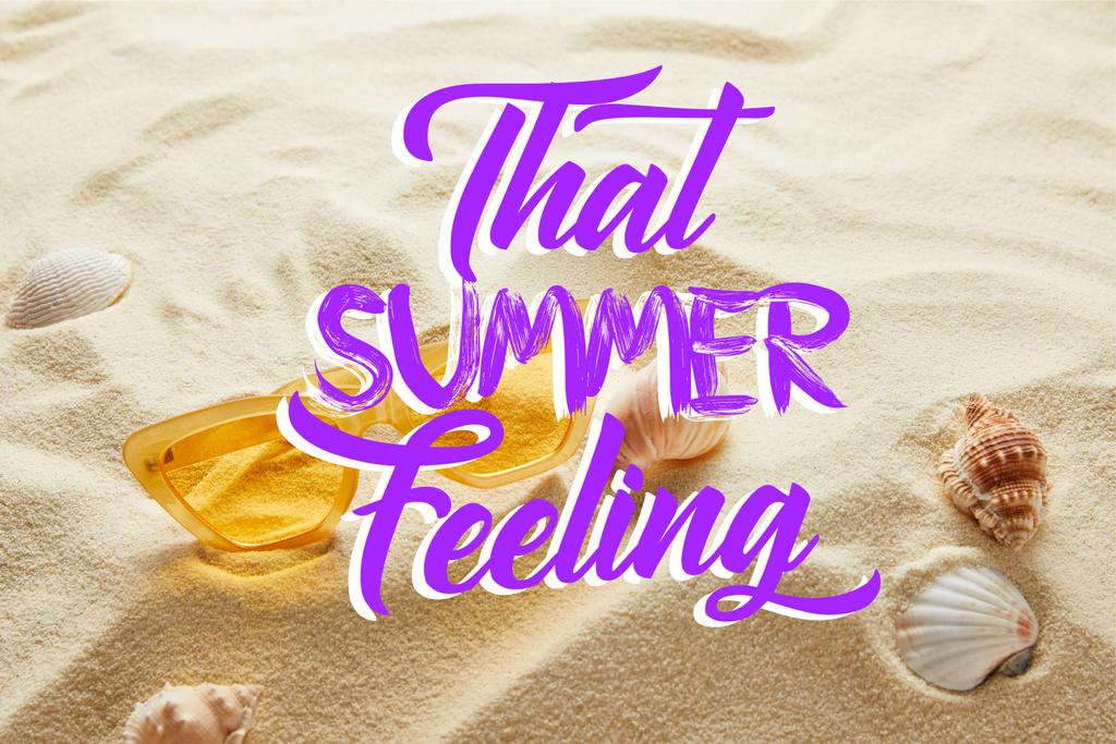keltainen tyylikäs aurinkolasit hiekalla simpukat ja kesän tunne kirjoitus
 - Valokuva, kuva