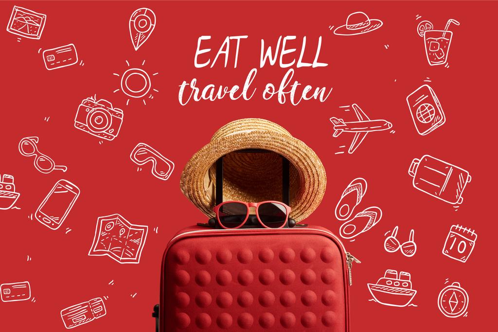 κόκκινο πολύχρωμο ταξιδιωτική τσάντα με ψάθινο καπέλο και γυαλιά ηλίου απομονώνονται σε κόκκινο με τρώνε καλά, ταξιδεύουν συχνά εικονογράφηση  - Φωτογραφία, εικόνα