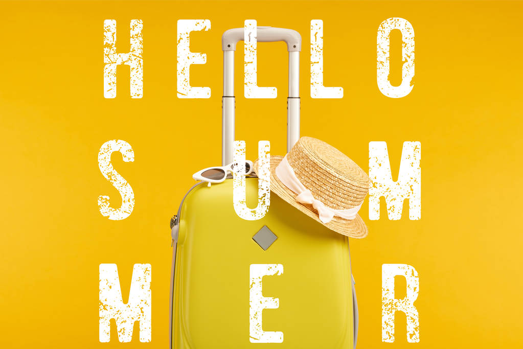 amarillo colorido bolso de viaje con gafas de sol y sombrero de paja aislado en amarillo con hola ilustración de verano
 - Foto, Imagen