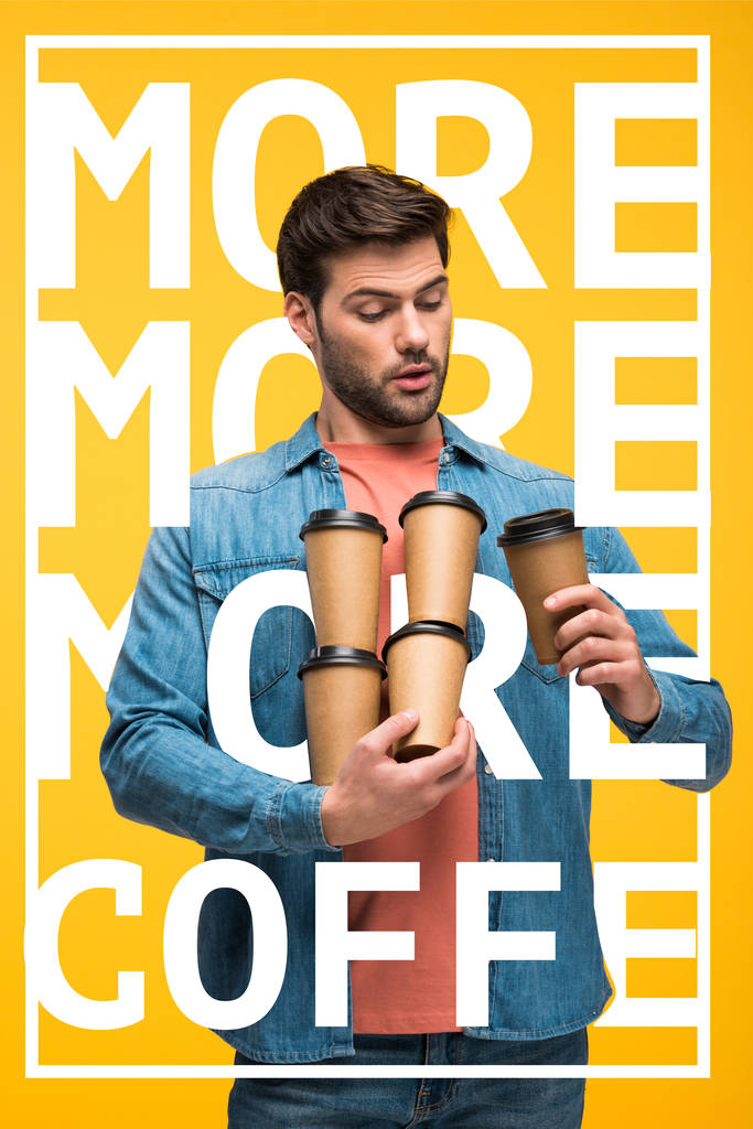 schöner Mann mit Pappbechern mit Kaffee to go auf gelb mit mehr Kaffee Illustration - Foto, Bild