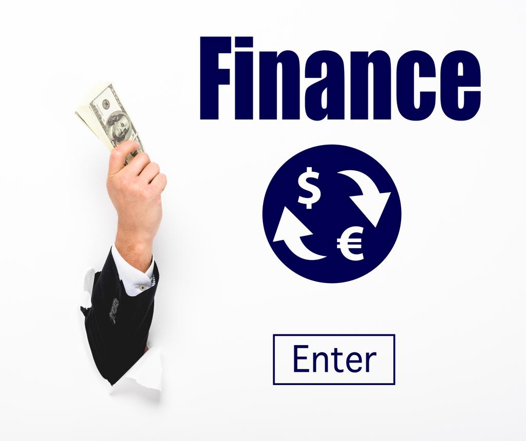 Oříznutý pohled na člověka držícího peníze dírou v bílé papírové stěně na bílém s on-line směnárnou ilustrace - Fotografie, Obrázek