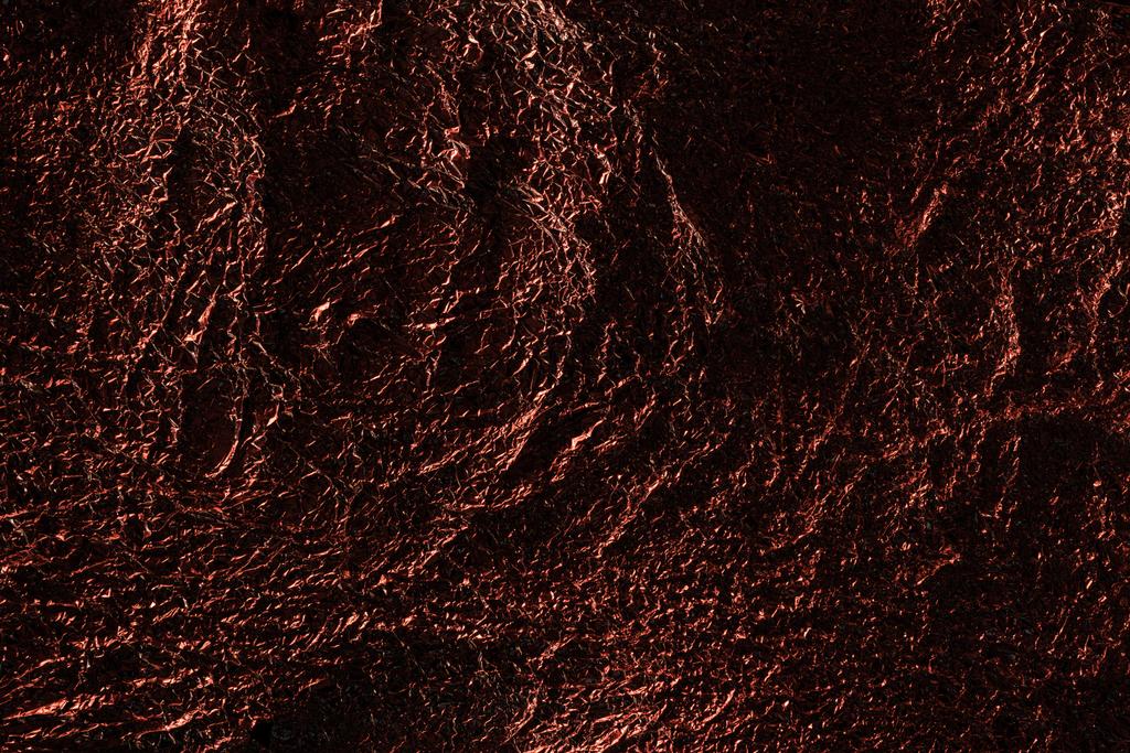 αφηρημένο φόντο από ασημένιο ανάγλυφο τσαλακωμένο φύλλο με κόκκινο φωτισμό - Φωτογραφία, εικόνα