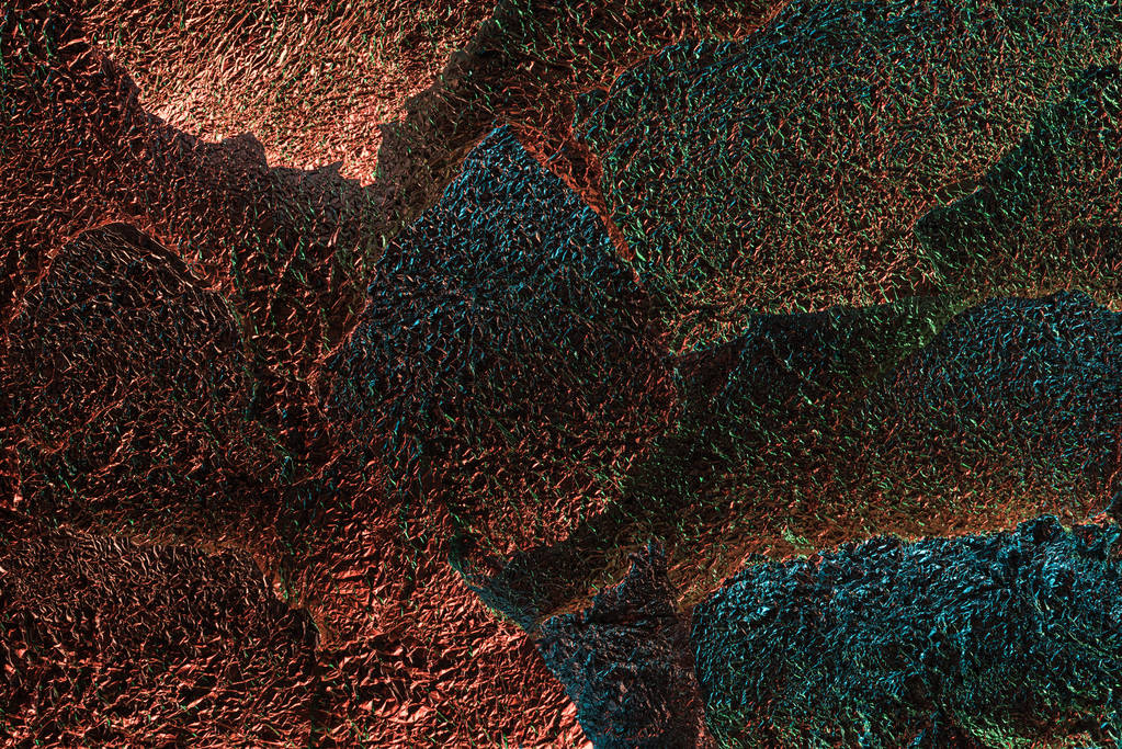 абстрактный фон из серебристой текстурированной рваной фольги с ярким освещением
 - Фото, изображение