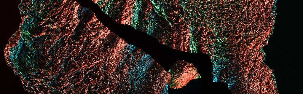 πανοραμική βολή από τραχύ φύλλο με πολύχρωμη αντανάκλαση φωτισμού στο σκοτάδι που απομονώνεται σε μαύρο - Φωτογραφία, εικόνα