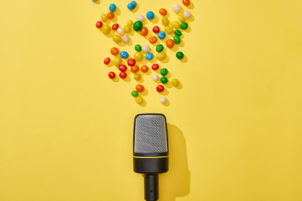Nejlepší pohled na mikrofon a cukroví na jasném a barevném pozadí  - Fotografie, Obrázek