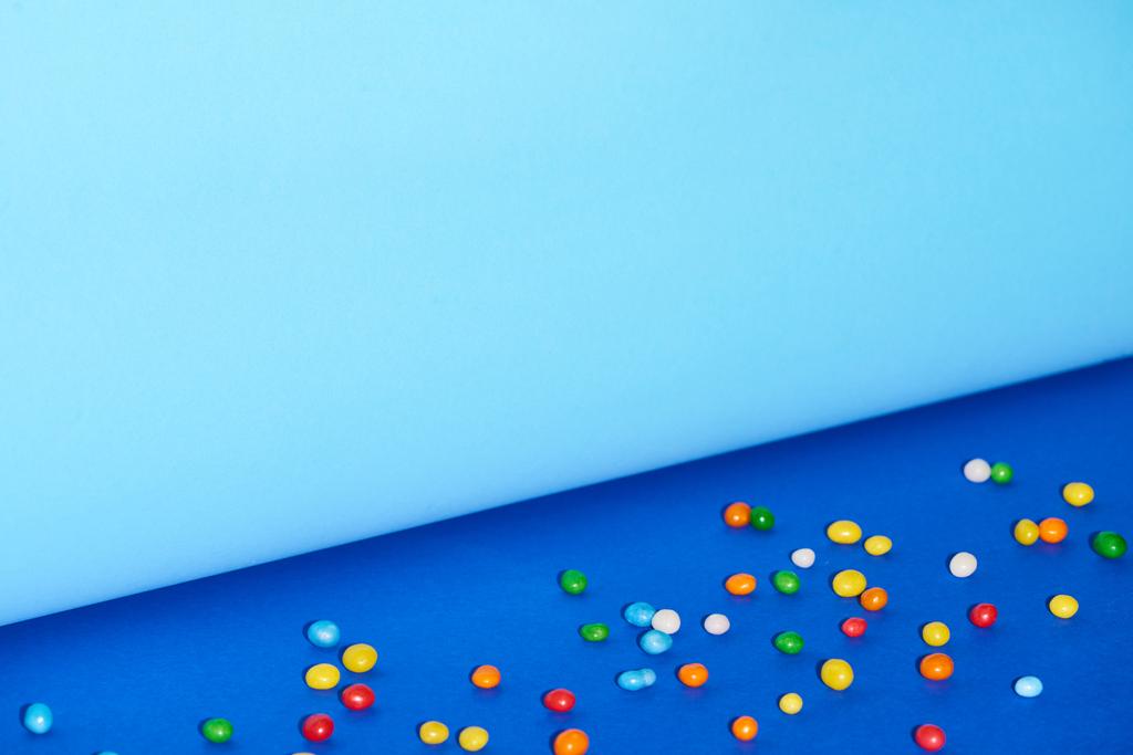 γλυκά ζαχαρωτά σε φωτεινό και πολύχρωμο φόντο με χώρο αντιγραφής  - Φωτογραφία, εικόνα