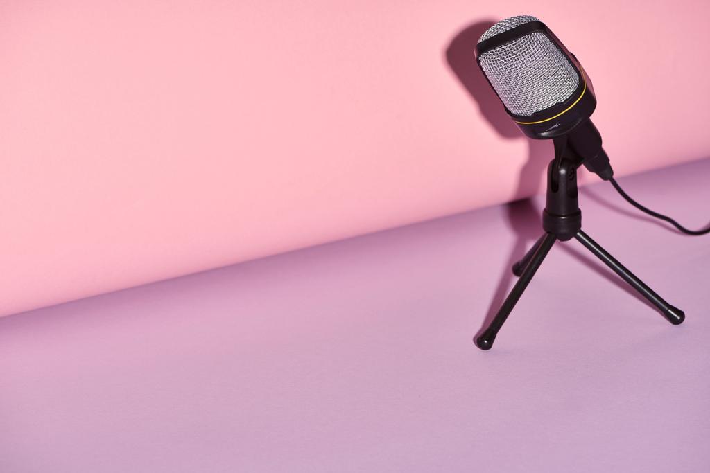 kopyalama alanı ile parlak ve renkli arka planda siyah mikrofon  - Fotoğraf, Görsel