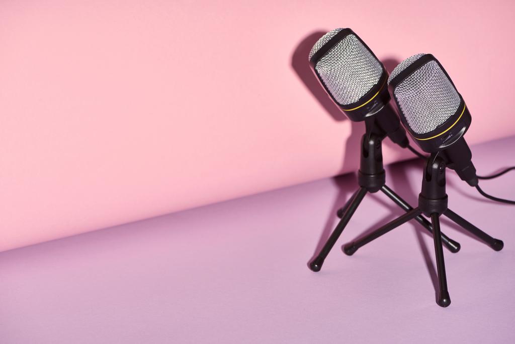 micrófonos negros sobre fondo brillante y colorido con espacio de copia
  - Foto, Imagen