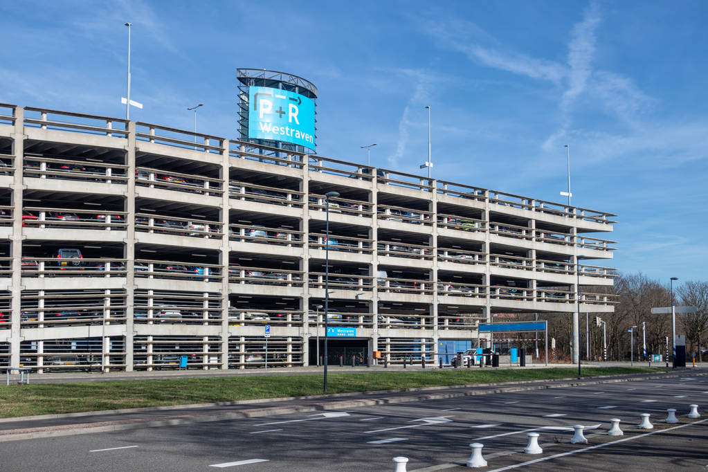 Parkeergarage Utrecht voor transfers van auto naar trein - Foto, afbeelding