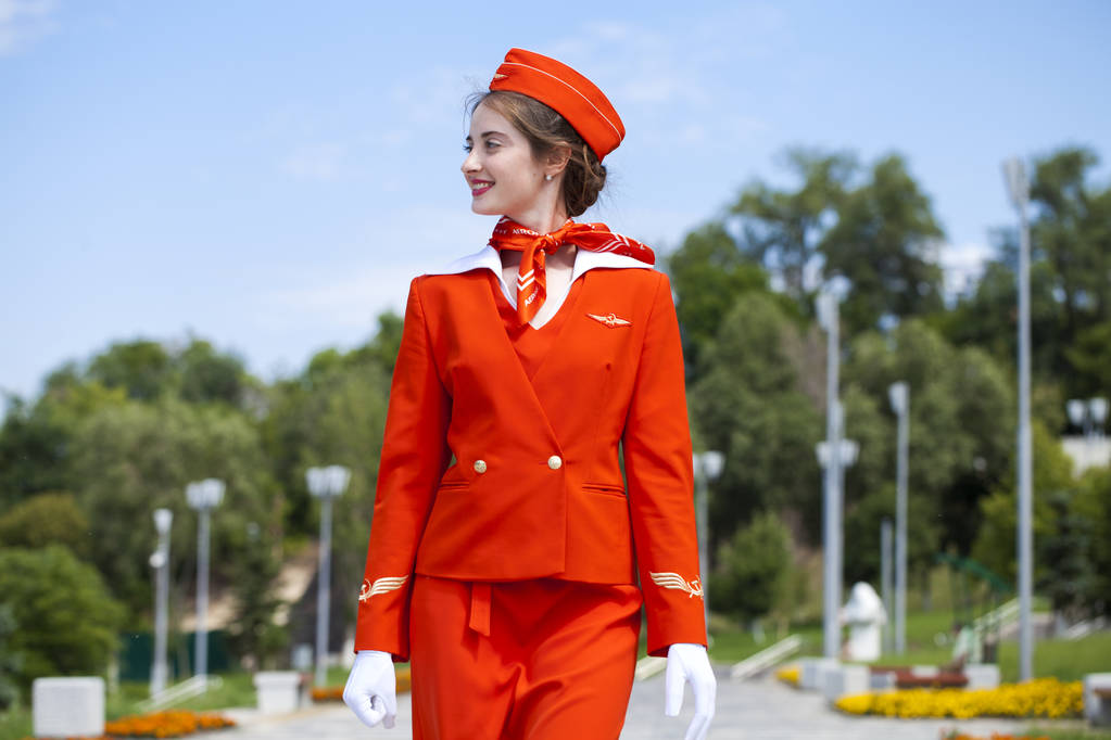 russland, samara: 19 jule 2019. schöne stewardess in kleidung von - Foto, Bild