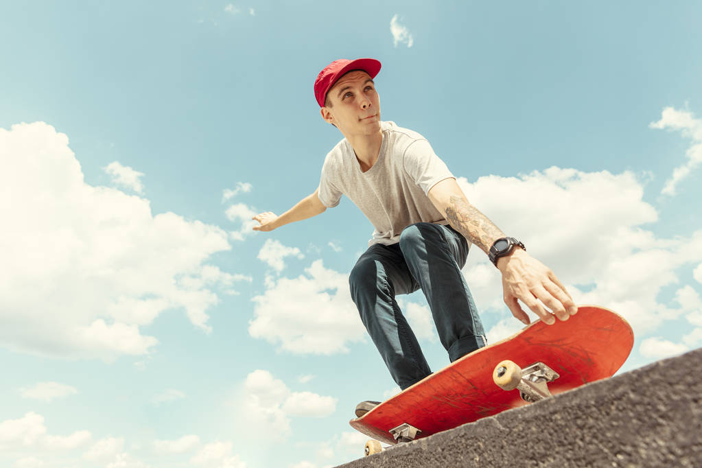 Skateboarder fare un trucco in città strada in giornata di sole
 - Foto, immagini