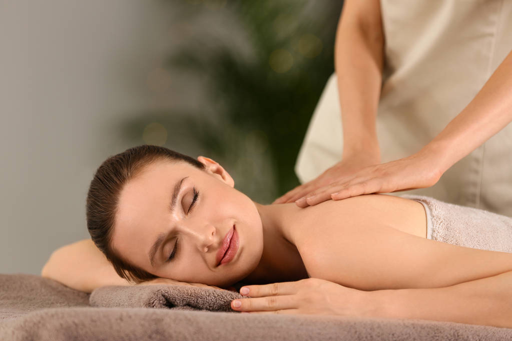 Hermosa joven disfrutando de masajes en el salón de spa - Foto, Imagen