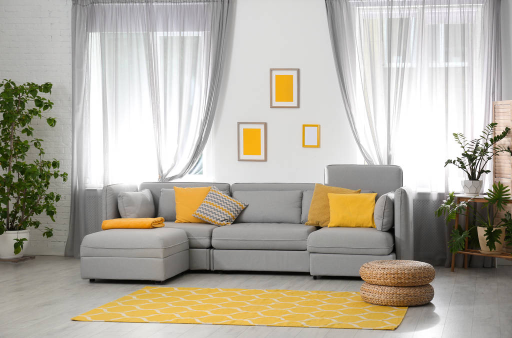 Nappali kényelmes kanapéval és stílusos dekorációval. Ötlet a lakberendezés - Fotó, kép
