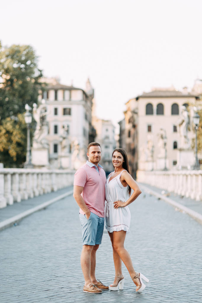 Szczęśliwa para o świcie spacerując we Włoszech. Poranny letni sesja zdjęciowa w Rzymie.  - Zdjęcie, obraz