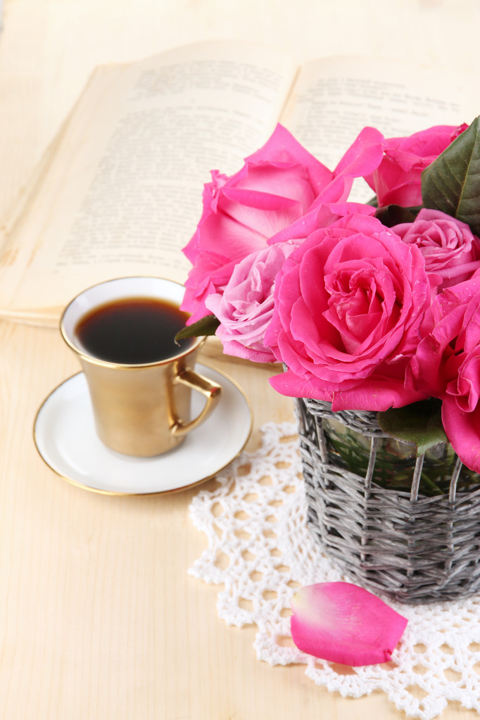 piękne różowe róże w wazonie na drewniany stół szczegół - Zdjęcie, obraz