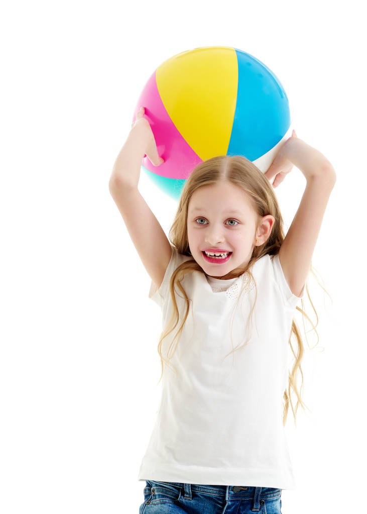 Κοριτσάκι παίζει με μια μπάλα - Φωτογραφία, εικόνα