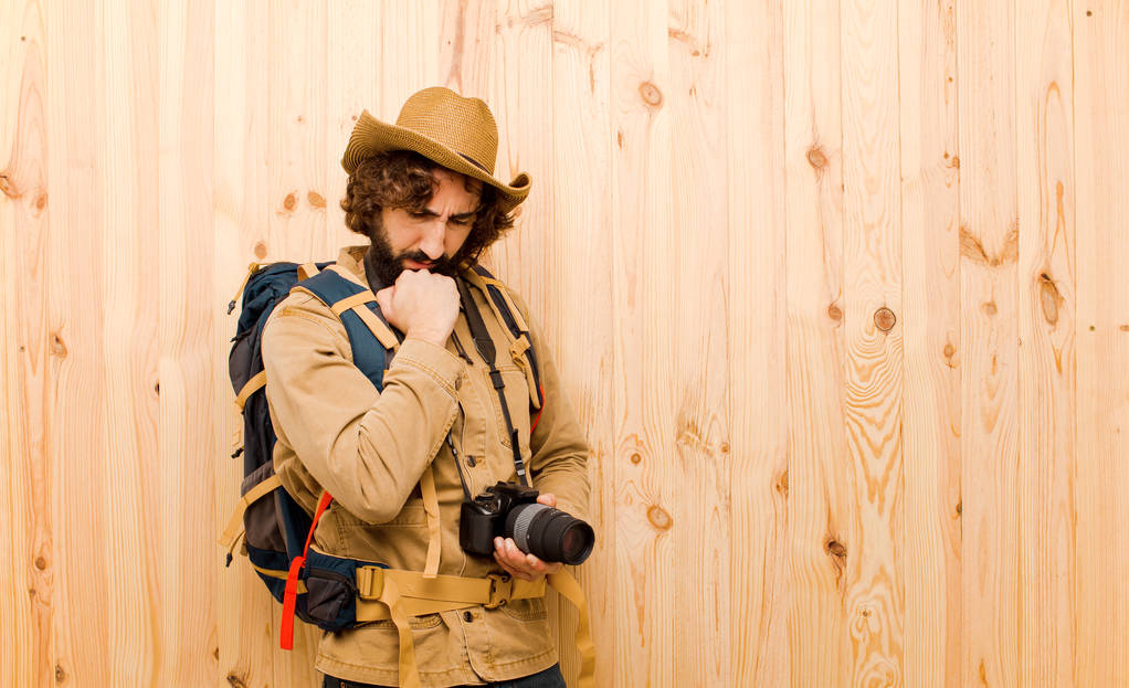 giovane esploratore pazzo con cappello di paglia e zaino su fondo legno
 - Foto, immagini