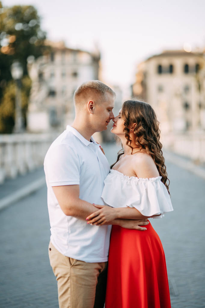 Stilvolles Liebespaar beim Gehen und Lachen. Hochzeitsshooting auf den Straßen von Rom, Italien.  - Foto, Bild