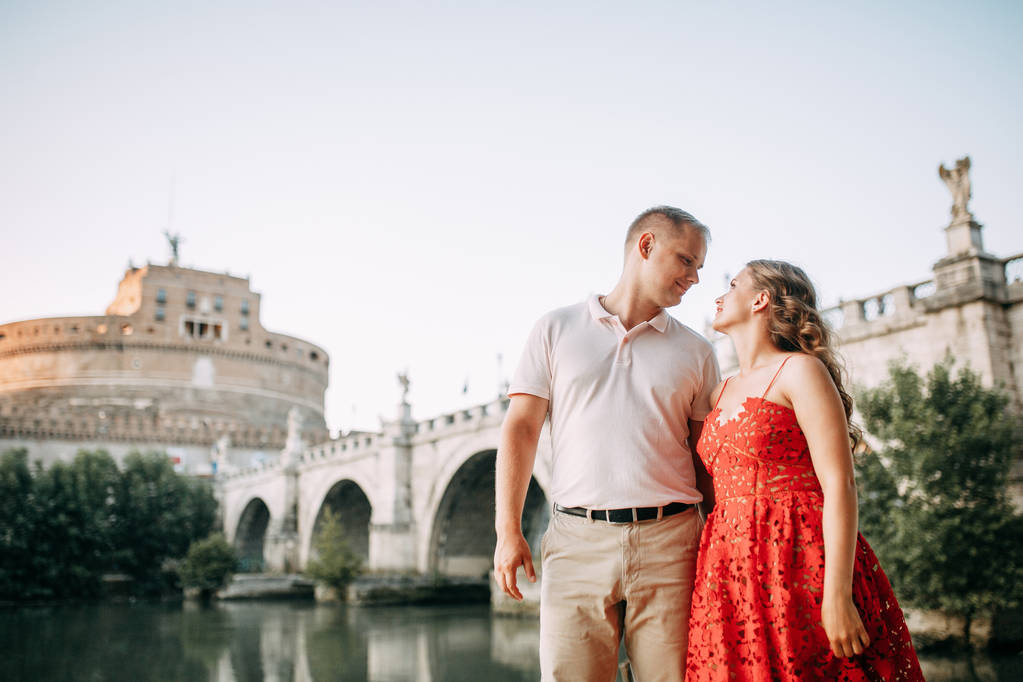 Stílusos szerető pár gyaloglás és nevetve. Esküvőfelvétel utcáin Róma, Olaszország.  - Fotó, kép