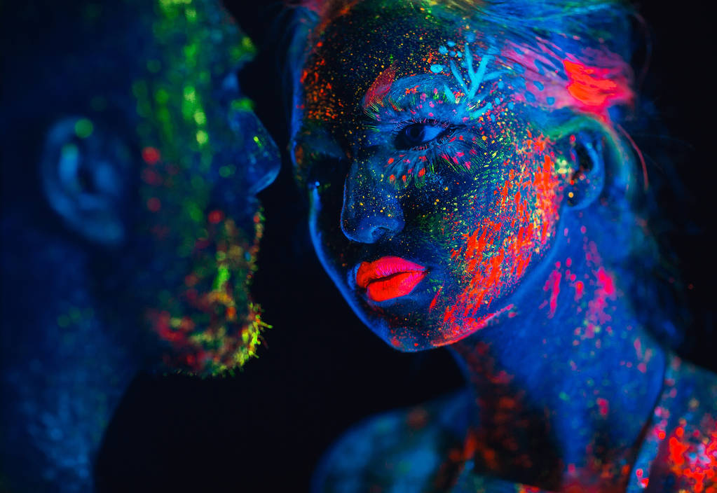 Porträt eines Liebespaares in fluoreszierendem Pulver - Foto, Bild