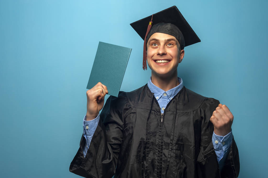 Diplomás ember szemüveges diplomáját betöltő - Fotó, kép