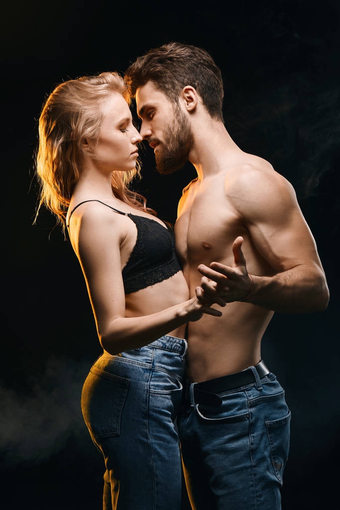 сексуальный мужчина и женщина целуются, выражая страстные эмоции
 - Фото, изображение