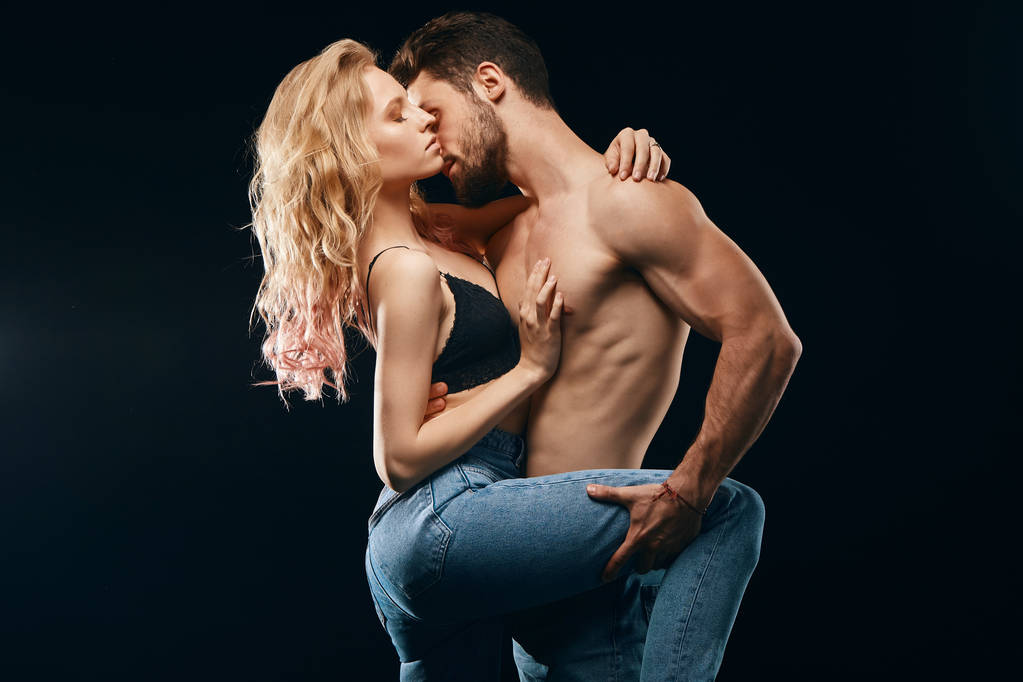 brytal bärtigen Mann küsst seine Mädchen Nacken halten ihr Bein - Foto, Bild