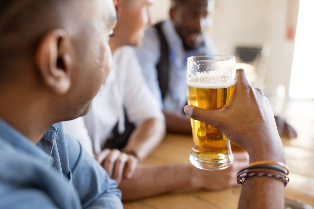 amigos varones bebiendo cerveza en un bar o pub
 - Foto, imagen
